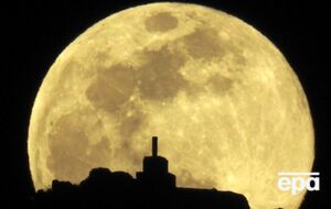 Жителі планети спостерігали Хробаковий Супермісяць. Фоторепортаж