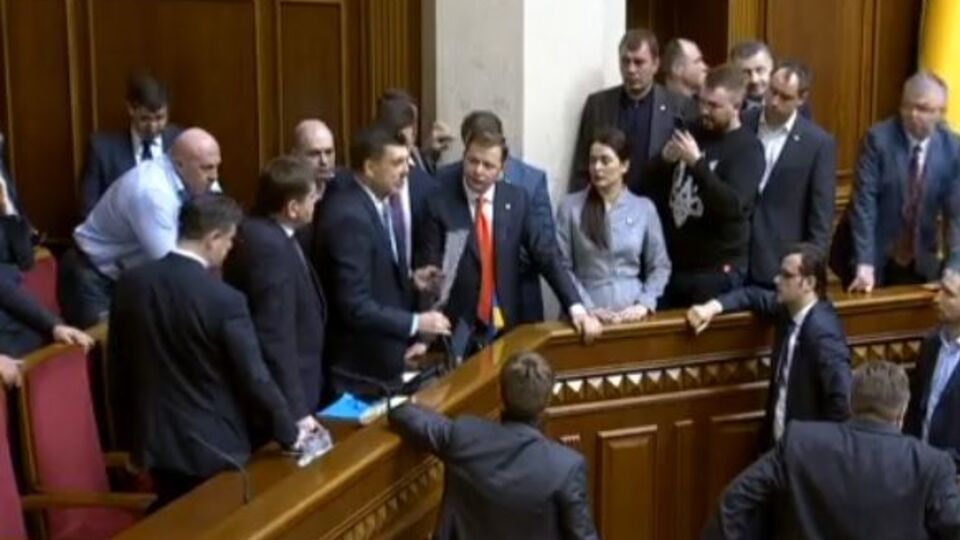 Наразі ложу уряду розблоковано