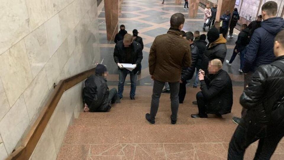 Підозрюваного затримали після встановлення ним вибухового пристрою на станції метро "Індустріальна"