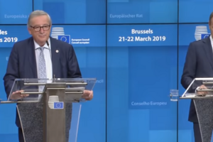 На брифінгу Дональд Туск і Жан-Клод Юнкер неодноразово жартували про Brexit