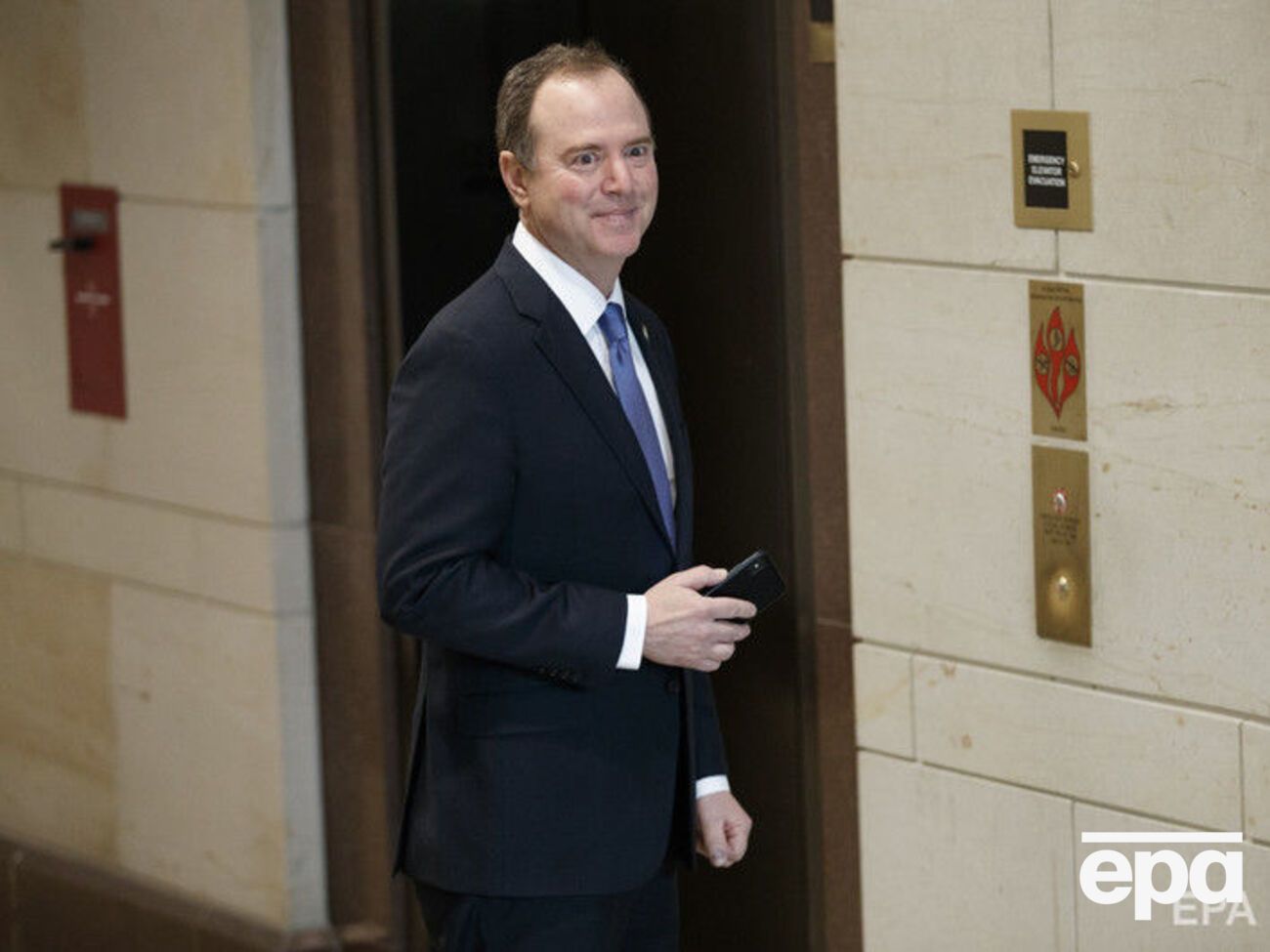 Шифф отметил, что офис спецпрокурора больше не будет выдвигать обвинений, но их могут выдвинуть другие прокуроры США