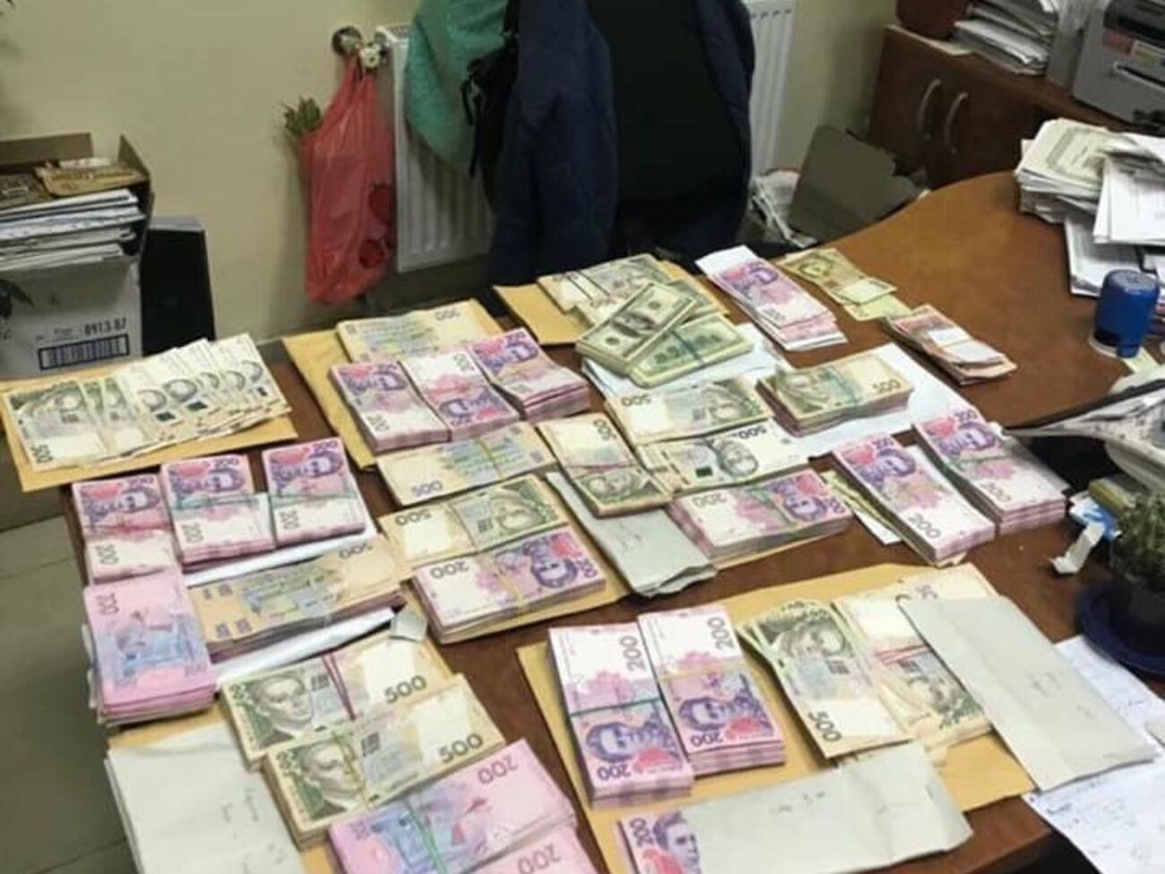 Луценко опублікував фото проведеного обшуку