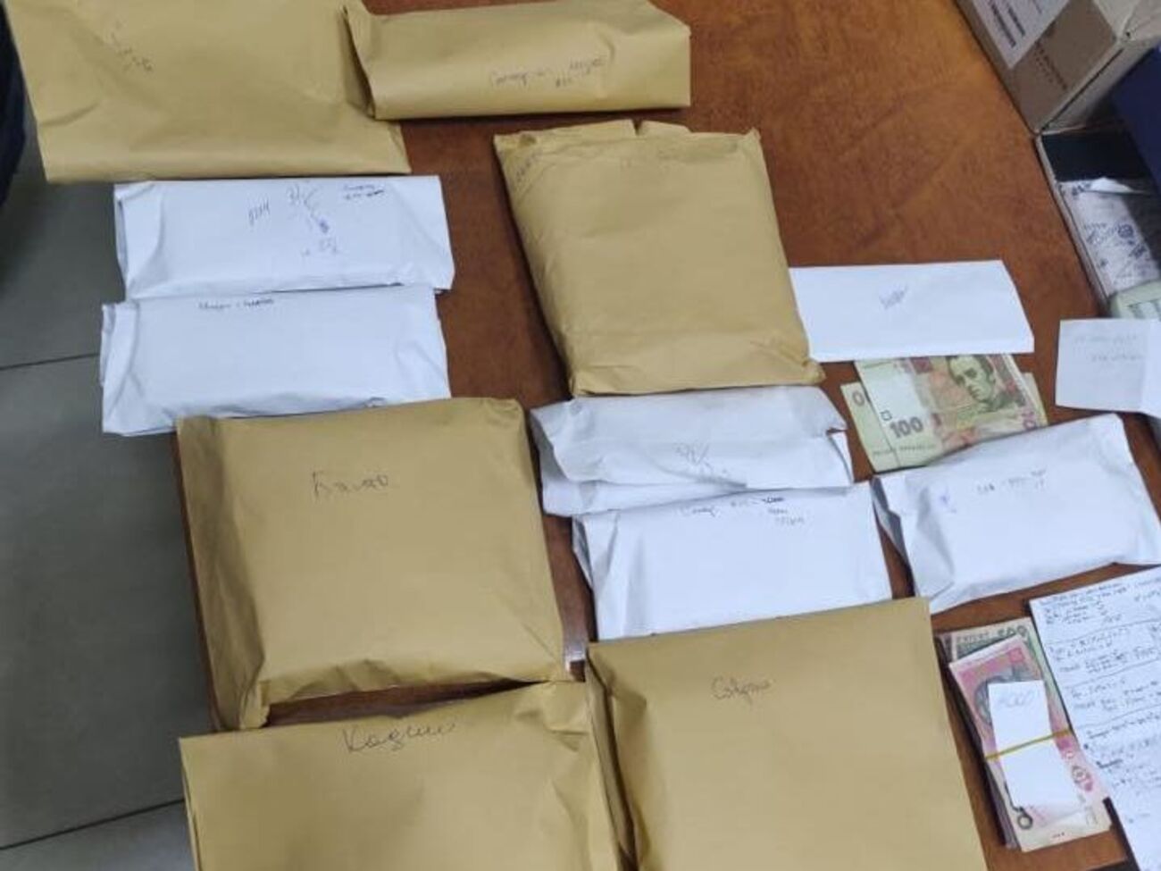 Правоохоронці припинили діяльність структури під час розподілу 1 млн 300 тис. грн