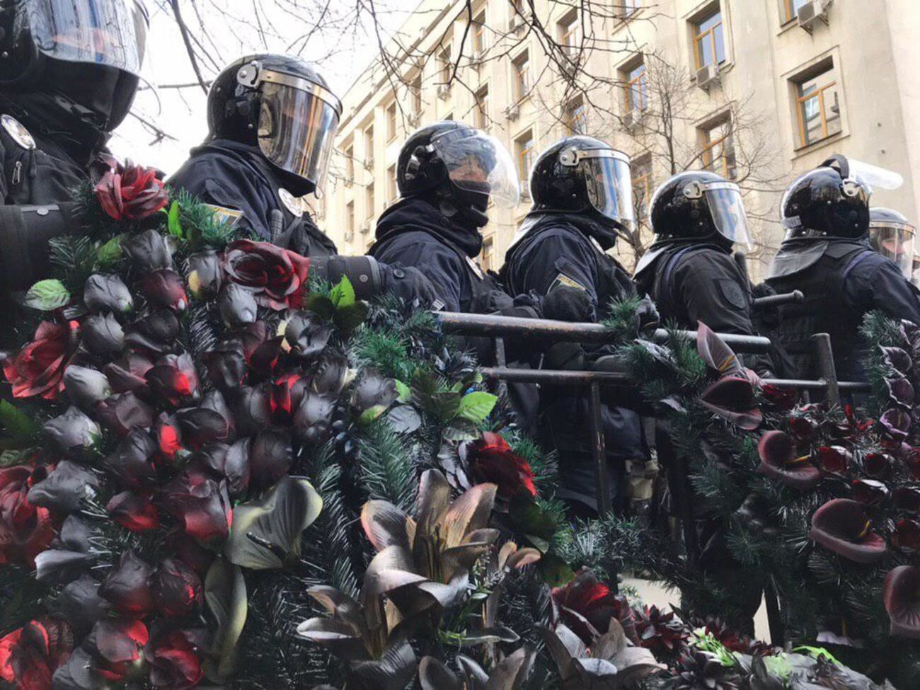 Под Администрацию Президента националисты принесли венки