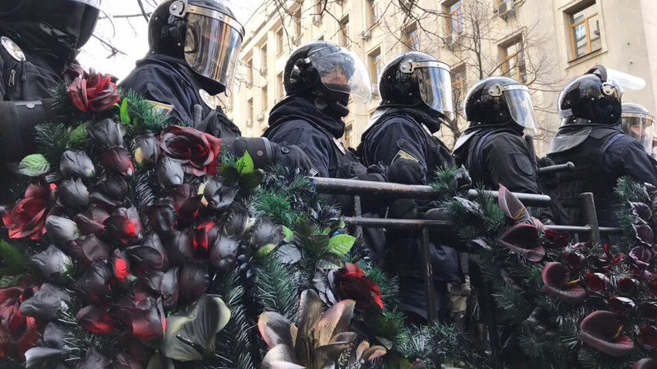 Під Адміністрацію Президента націоналісти принесли вінки