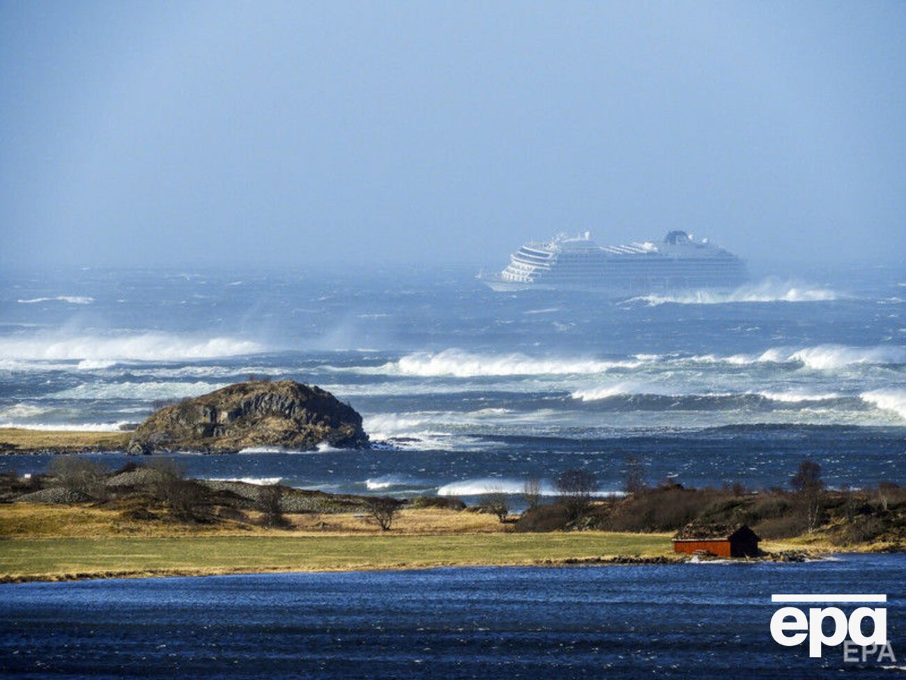 Лайнер кинув якір біля берегів Норвегії