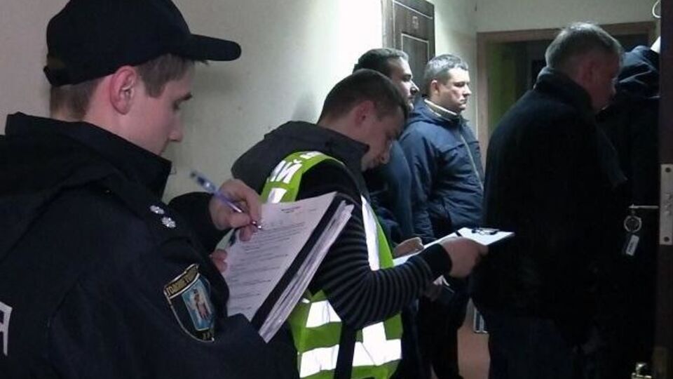 В СБУ заявили, что при осмотре квартиры, где прогремел взрыв, нашли четыре паспорта граждан Украины на разные фамилии