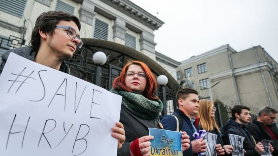 Біля посольства РФ у Києві вимагали звільнити Гриба