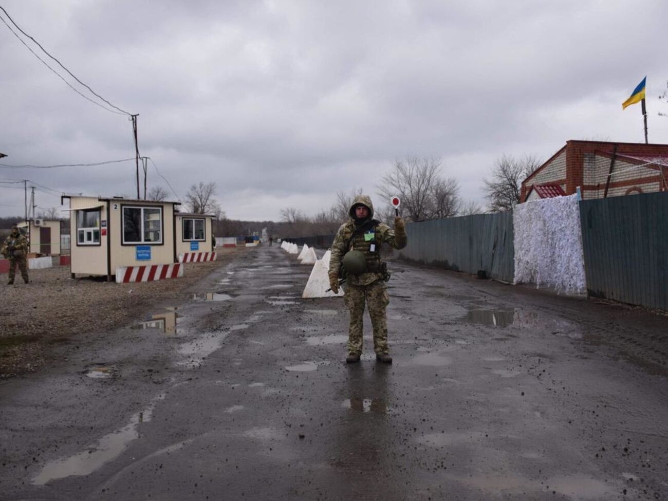 Протягом першої доби роботи через КПВВ проходили тільки в "сіру зону"