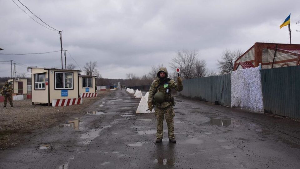 Протягом першої доби роботи через КПВВ проходили тільки в "сіру зону"