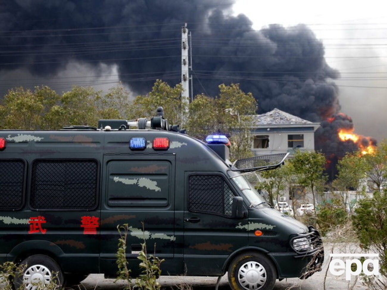 Рятувальники продовжують пошуки людей, які вижили під час вибуху на підприємстві