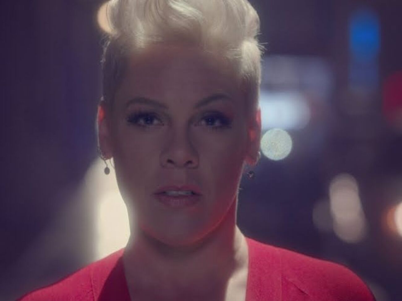 Pink прогулялась по ночному городу