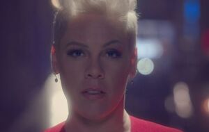 Pink прогулялась по ночному городу