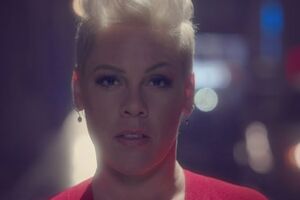 Pink прогулялась по ночному городу