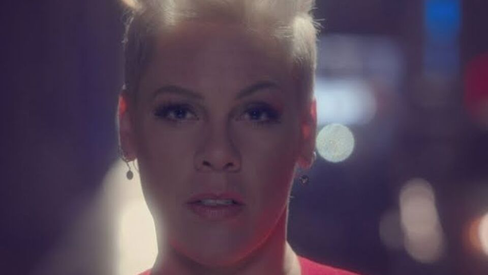 Pink прогулялась по ночному городу