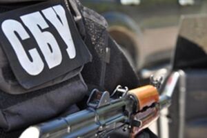 Чоловік, який назвався співробітником Антитерористичного центру СБУ, заявив про роботу на Росію