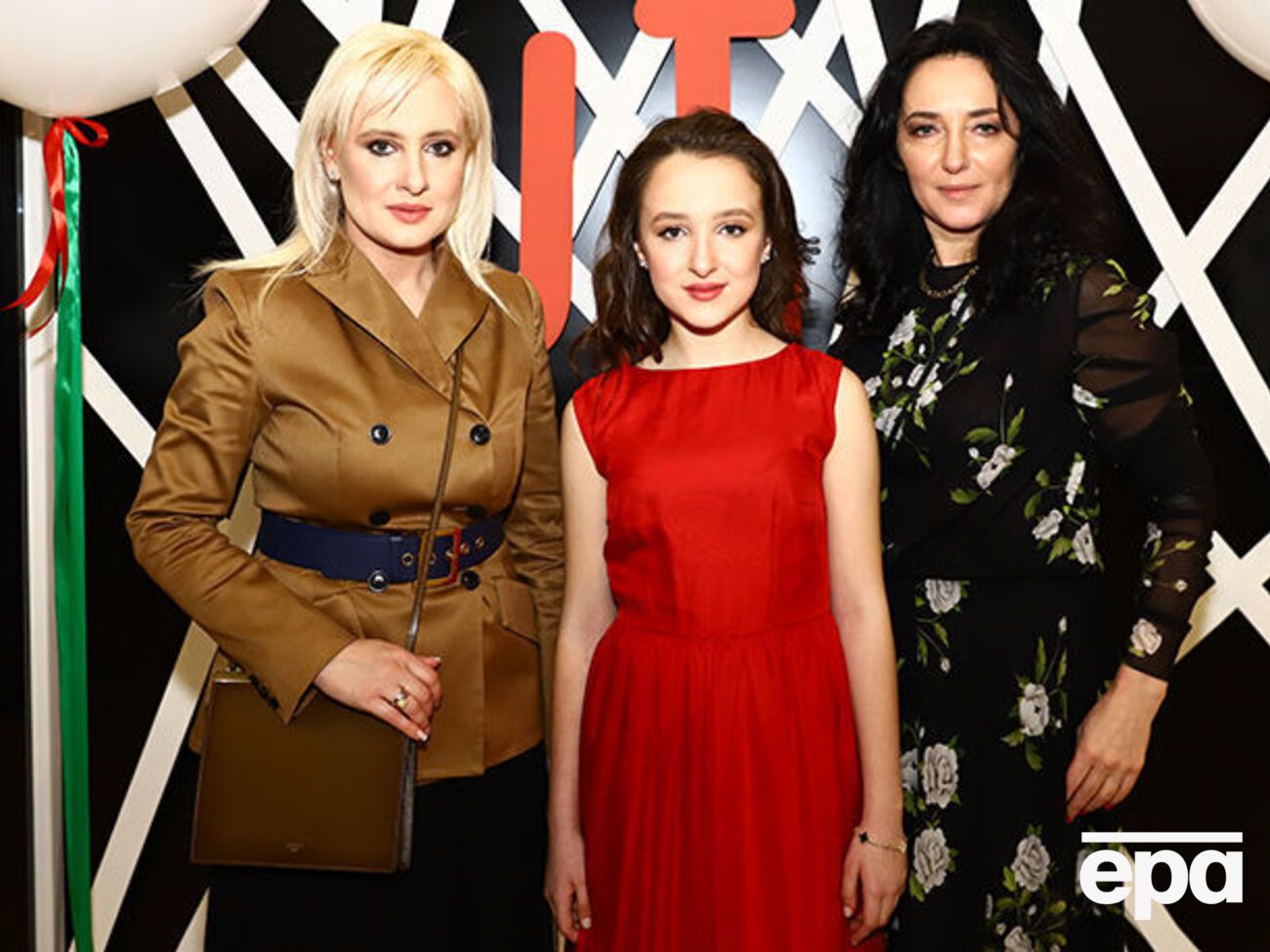 Уляна Новожилова (у центрі) з мамою Інною Костирею (ліворуч) і засновницею Дитячого тижня моди Наталією Коваленко