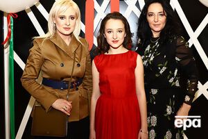 Ульяна Новожилова (по центру) с мамой Инной Костырей (слева) и основательницей Детской недели моды Наталией Коваленко