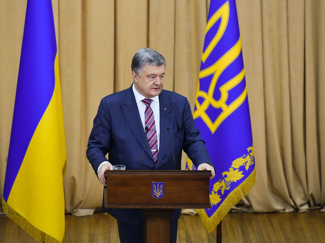 Порошенко: Сьогодні путінські посланці не обов'язково постають в образі російського солдата або терориста