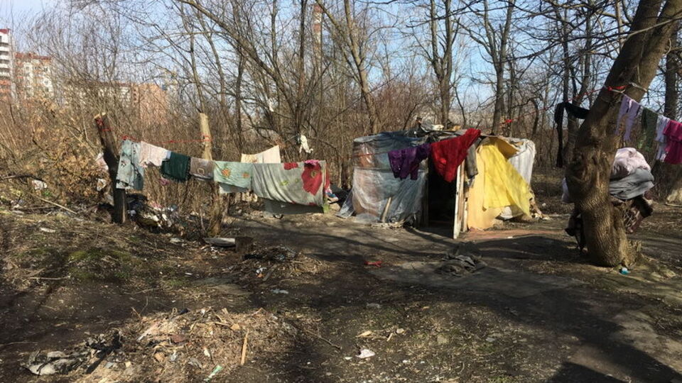 Неизвестные сожгли две постройки в лагере ромов