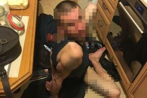 Патрульні затримали чоловіка й наділи на нього наручники