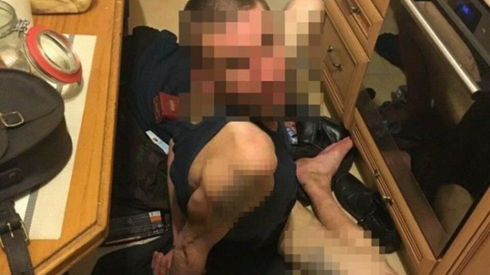 Патрульні затримали чоловіка й наділи на нього наручники