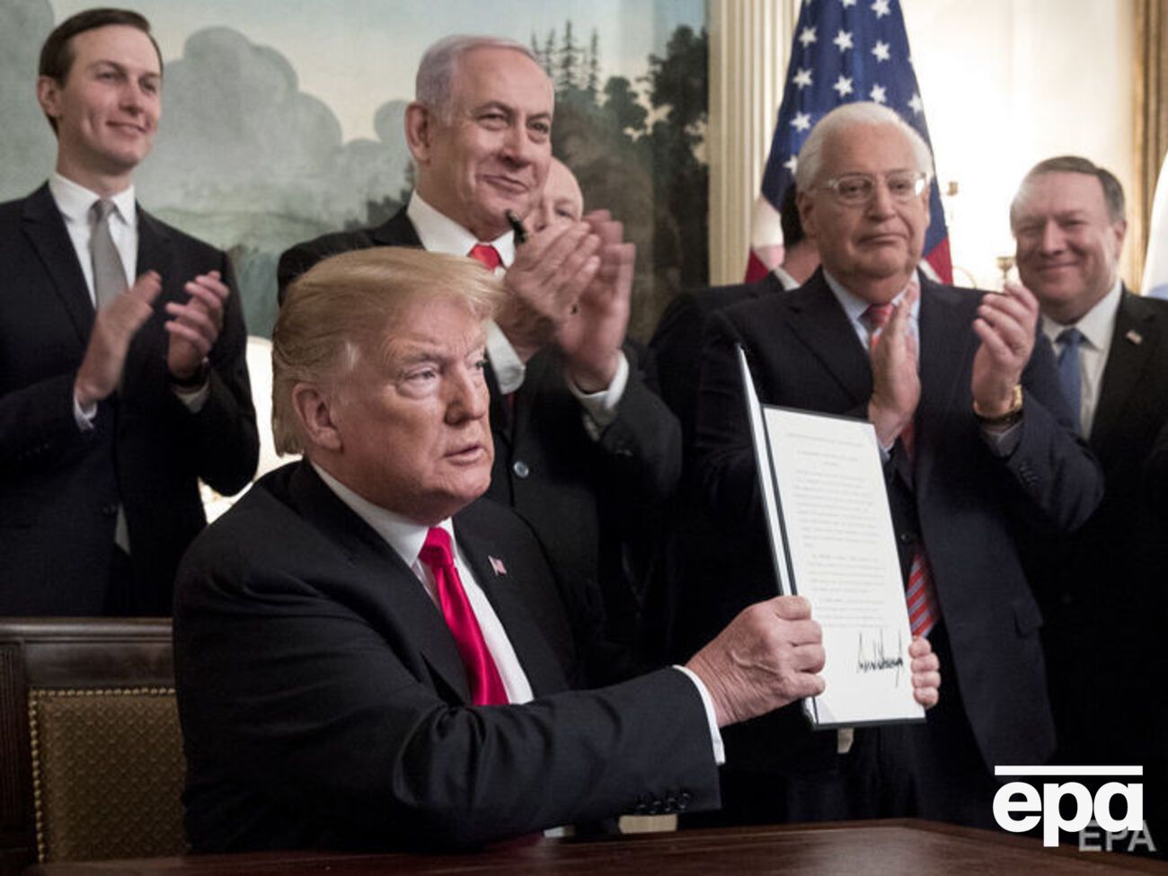 Трамп демонстрирует подпись под прокламацией