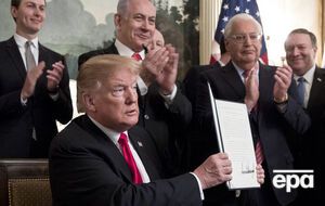 Трамп демонстрирует подпись под прокламацией