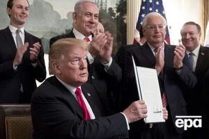 Трамп демонструє підпис під прокламацією