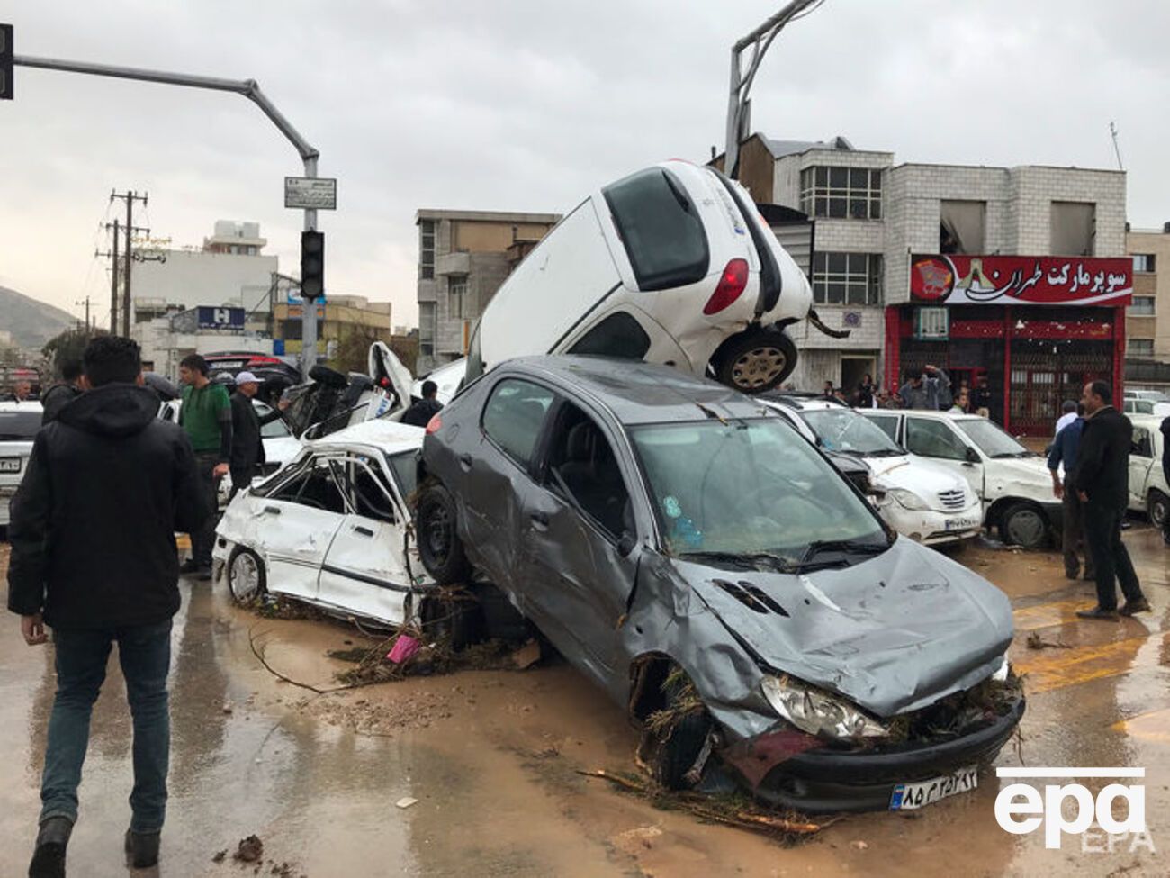 Потоки води в Ширазі понакладали автомобілі один на одного