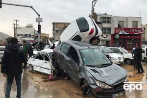 Потоки води в Ширазі понакладали автомобілі один на одного