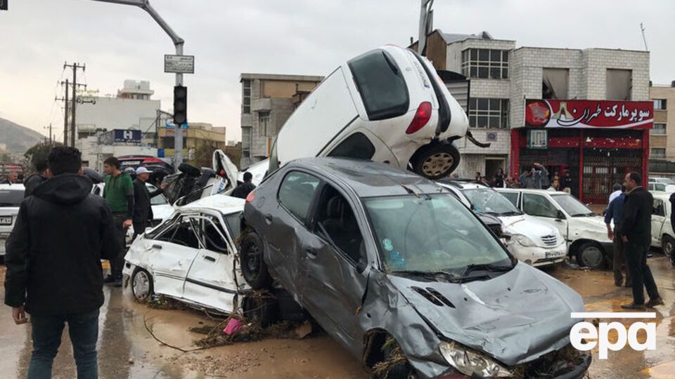 Потоки води в Ширазі понакладали автомобілі один на одного