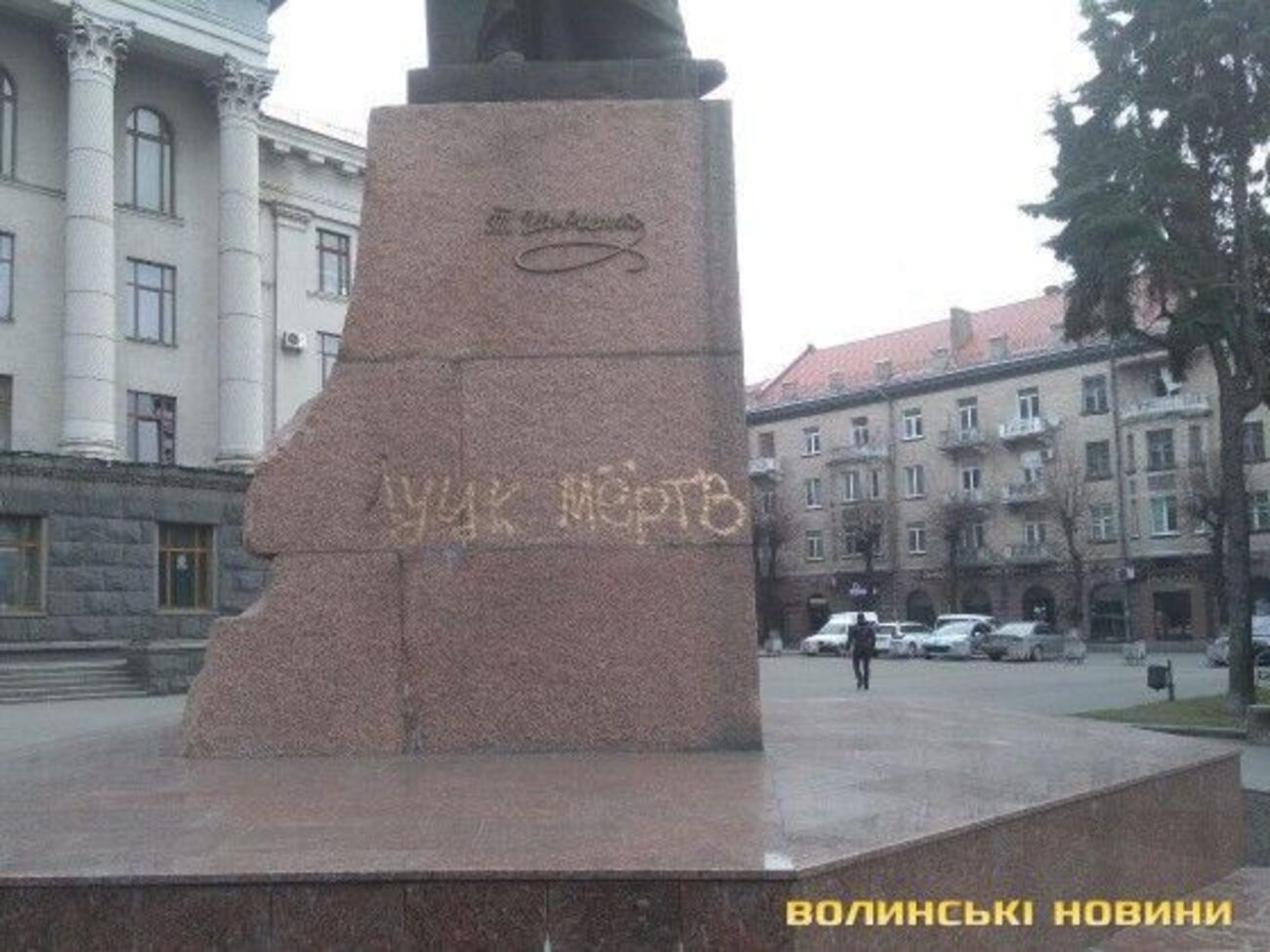 Надпись на памятнике сделали ночью
