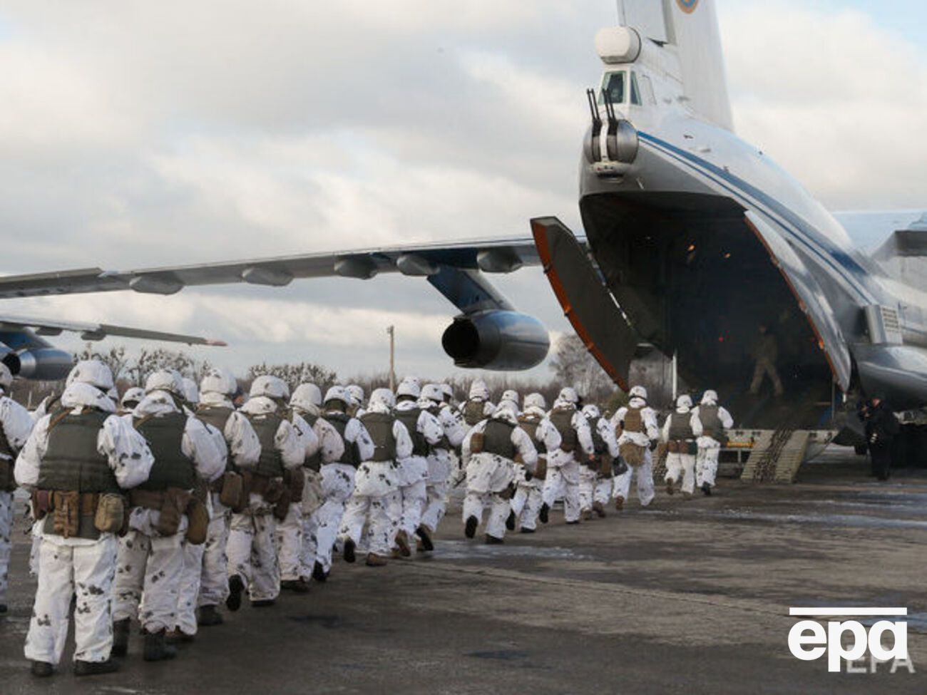 По словам Порошенко, украинцы "должны держать порох сухим"