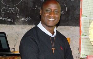 Питер Табичи каждый месяц отдает до 80% своей зарплаты на учебники и форму самым бедным ученикам