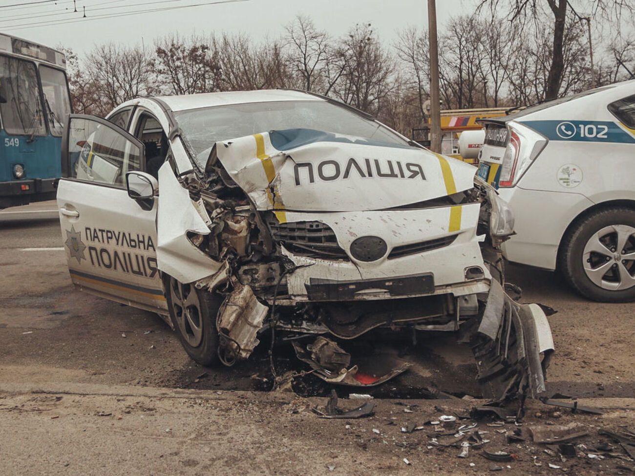 Передню частину Toyota Prius і моторний відсік авто сильно пошкоджено
