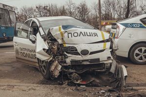 Передню частину Toyota Prius і моторний відсік авто сильно пошкоджено