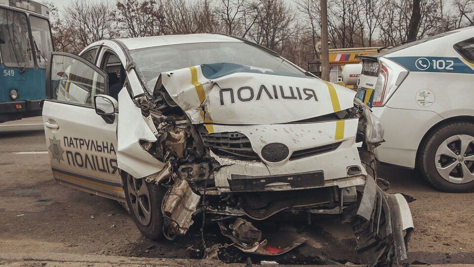 Передню частину Toyota Prius і моторний відсік авто сильно пошкоджено