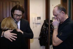 Отец Началовой (в кадре справа) о Ланском: Дали ему в руки здоровую нормальную девочку, а он черт знает что наделал с ней