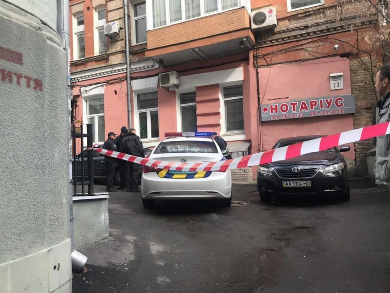 В данный момент полицейские эвакуировали из здания всех людей