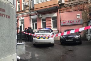 Наразі поліцейські евакуювали з будівлі всіх людей