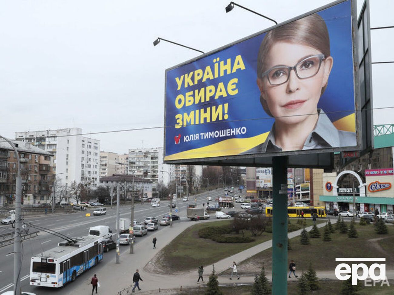 За даними ЗМІ, Гребенюк переказувала гроші на рахунок "Батьківщини"
