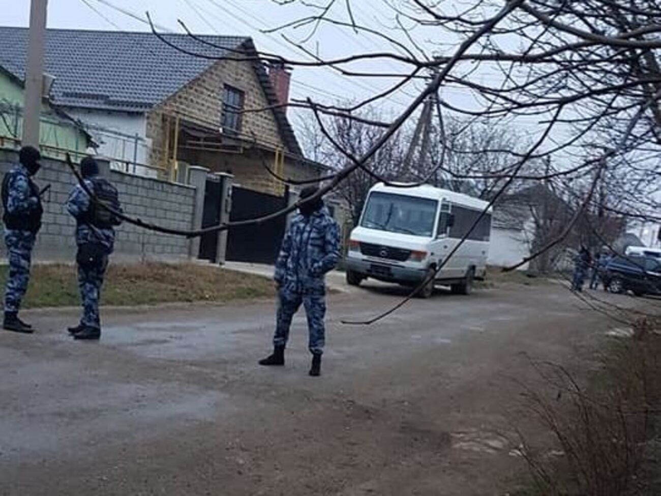 ФСБ РФ сообщила, что силовики проводят обыски у подозреваемых в участии в "Хизб ут-Тахрир"