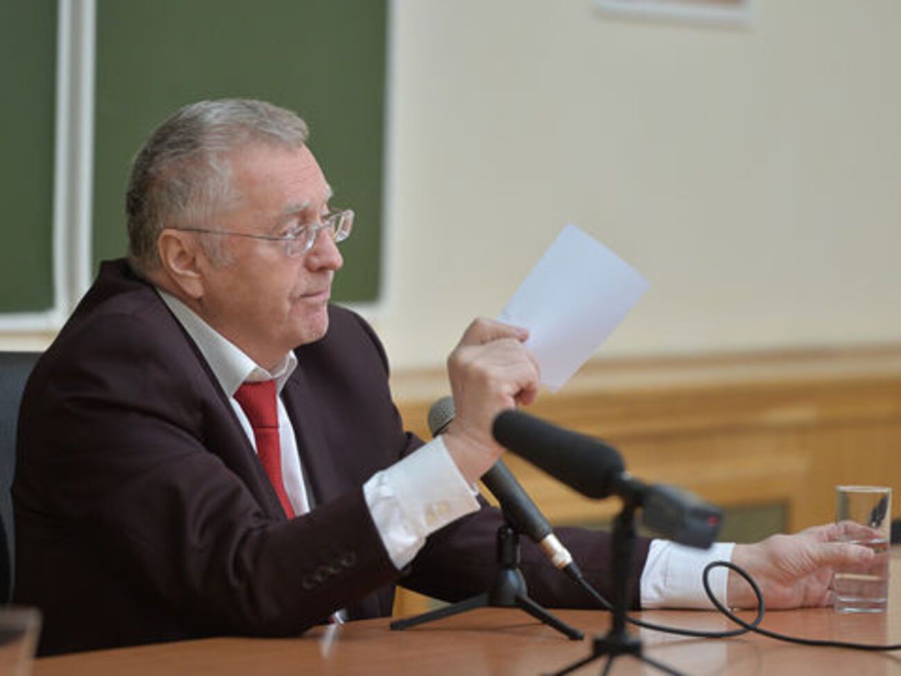 Жириновський: Не здивуюся, якщо команда Порошенка оплачуватиме голоси грошима