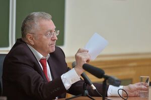Жириновський: Не здивуюся, якщо команда Порошенка оплачуватиме голоси грошима