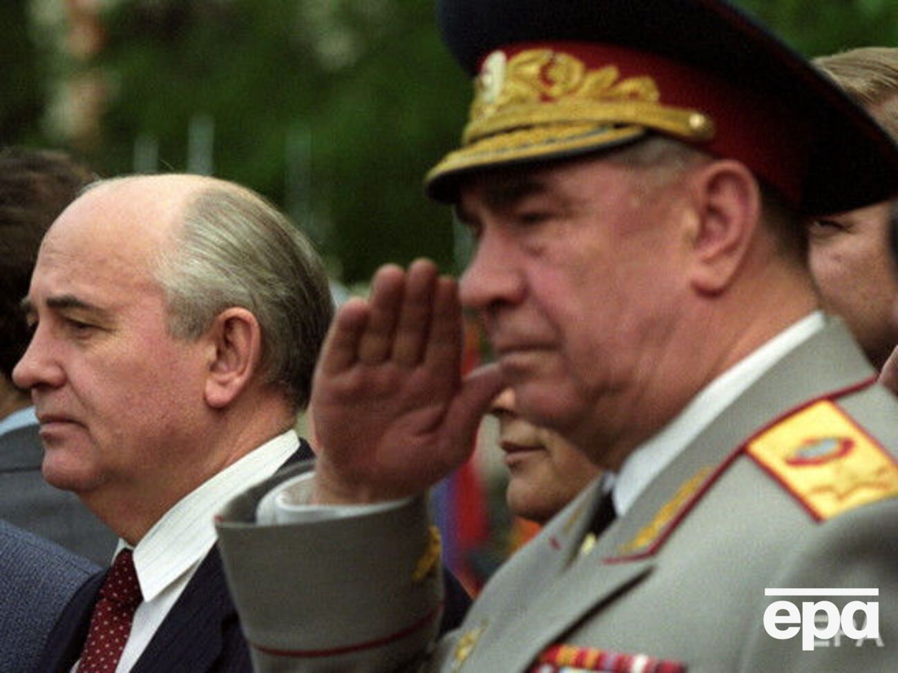 Язов (справа) стал последним министром обороны СССР