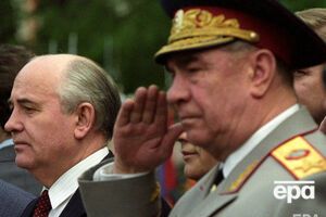 Язов (справа) стал последним министром обороны СССР