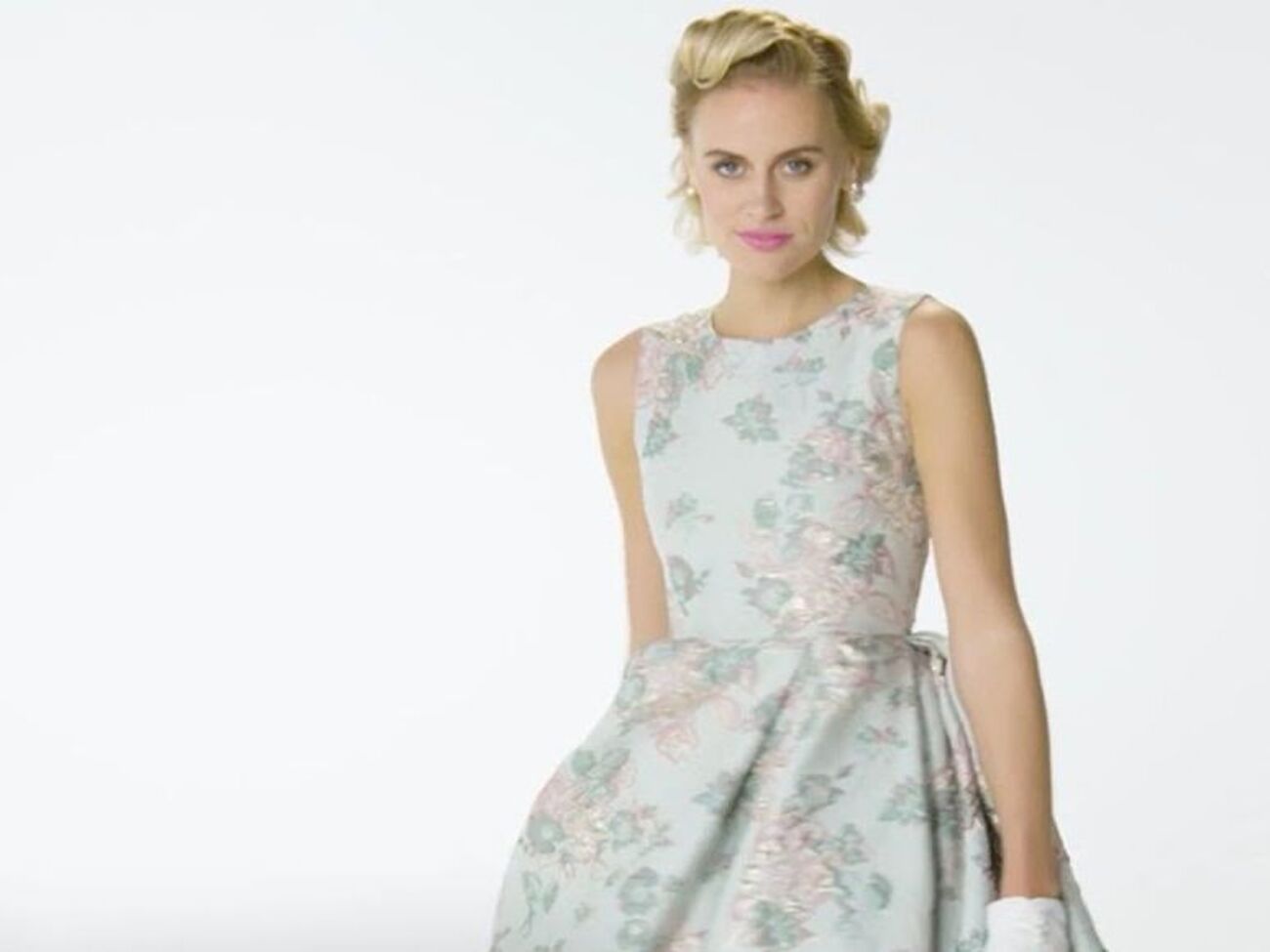 Модели продемонстрировали платья, характерные для каждого десятилетия