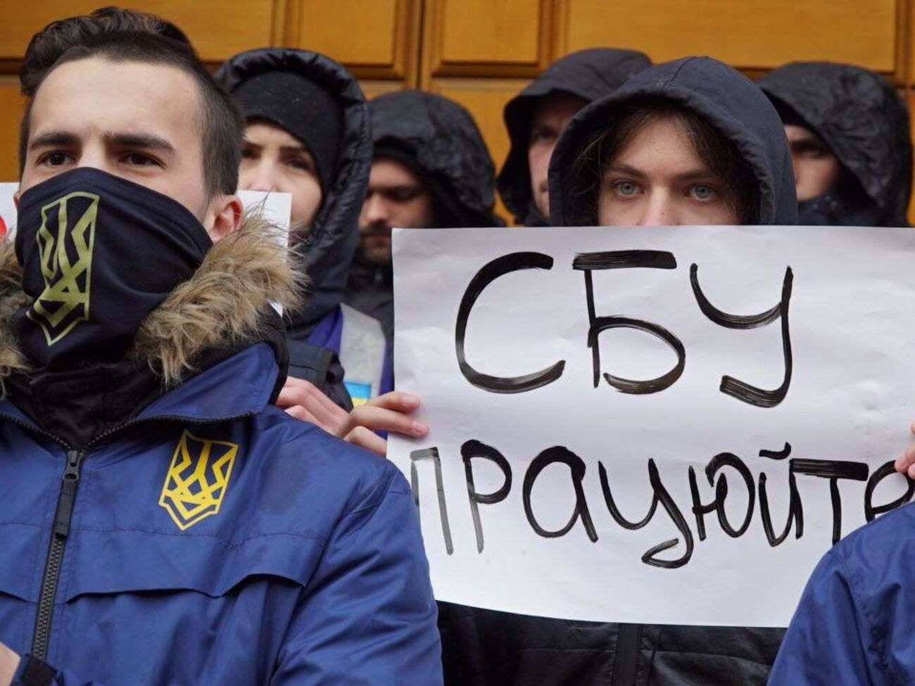 Организаторы акции потребовали объяснить, на каком основании Медведчук совершает прямые перелеты в Россию, запрещенные Госавиаслужбой&nbsp;с октября 2015 года