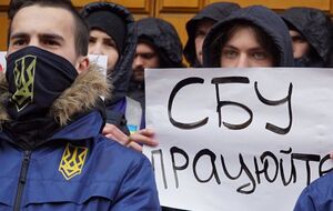 Организаторы акции потребовали объяснить, на каком основании Медведчук совершает прямые перелеты в Россию, запрещенные Госавиаслужбой с октября 2015 года